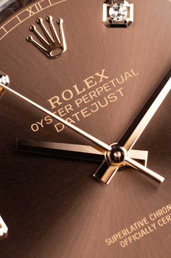 dac-diem-noi-bat-cua-Dress-watch-thiet-ke-toi-gian.png